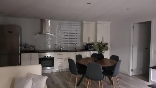 a kitchen with a table and chairs in a room at ViLLA DREAMS JF in Arona