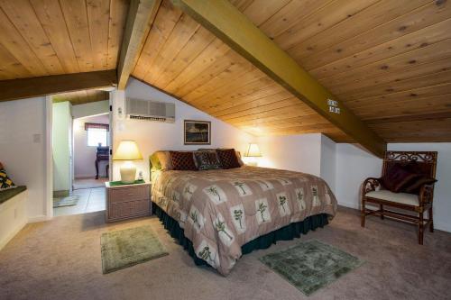 Tempat tidur dalam kamar di Kona Coast Resort at Keauhou Gardens 8204