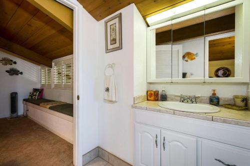 y baño con lavabo y espejo. en Kona Coast Resort at Keauhou Gardens 8204, en Kailua-Kona