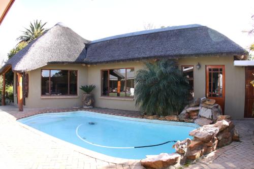 Piscina en o cerca de Mountain Dew Guest House