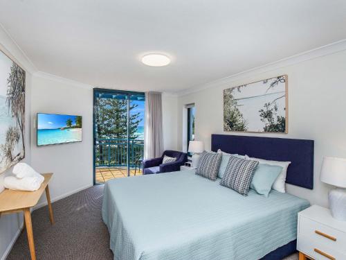 - une chambre avec un lit, un bureau et une fenêtre dans l'établissement Calypso Plaza Resort Unit 462, à Gold Coast