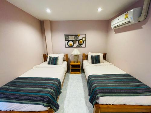 Кровать или кровати в номере Richmond Guesthouse Haad Rin