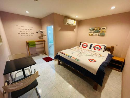 Кровать или кровати в номере Richmond Guesthouse Haad Rin