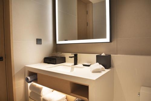 A bathroom at Hyatt Place Jingdezhen Taoxichuan