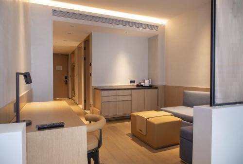 a small living room with a table and a couch at Hyatt Place Jingdezhen Taoxichuan in Jingdezhen