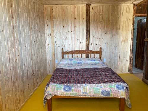 Ένα ή περισσότερα κρεβάτια σε δωμάτιο στο Casa Amarela