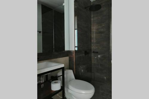a bathroom with a toilet and a sink and a shower at Exclusivo - Aparta Suites VITA 945. Para estrenar! in Gaira