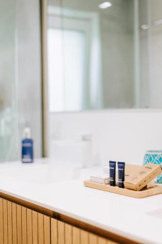 Ένα μπάνιο στο Scalinada Luxury Suites