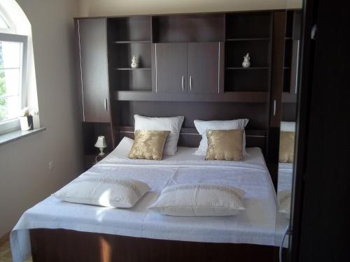 En eller flere senge i et værelse på Apartments Ljubas
