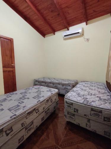 El Amanecer Don Zenon Lago Urugua-i tesisinde bir odada yatak veya yataklar