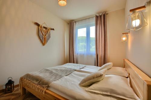 1 dormitorio con 1 cama y ventana. en Apartament Boho en Ustrzyki Dolne