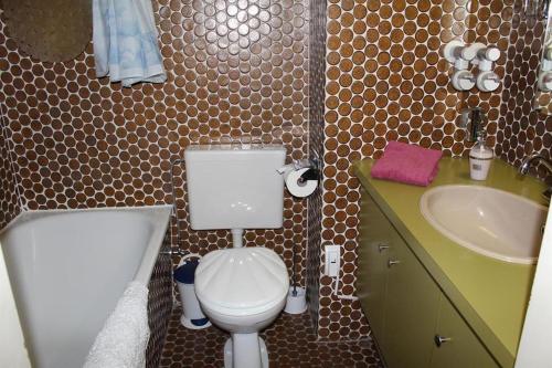 een kleine badkamer met een toilet en een wastafel bij Appartement 1 Haus Residenz in Sankt Peter-Ording