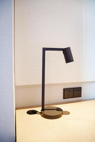 a lamp sitting on top of a table at Hyatt Place Jingdezhen Taoxichuan in Jingdezhen