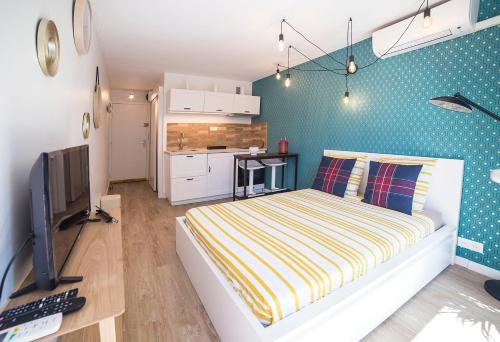 une chambre avec un lit et un bureau avec un ordinateur dans l'établissement Bleu horizon, à Roquebrune-Cap-Martin