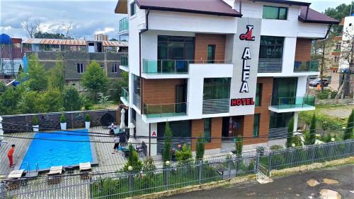 Tầm nhìn ra hồ bơi gần/tại Aparthotel Alfa