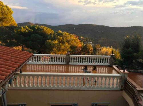 - un balcon d'une maison avec une balustrade blanche dans l'établissement La Bruixa Rural, à Dosríus