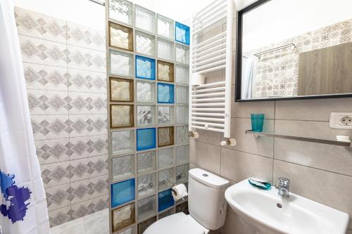y baño con aseo, lavabo y espejo. en Ezio House, en Brasov