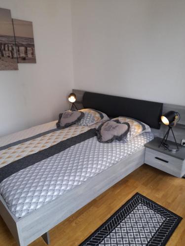 una camera da letto con un letto con due sacchi sopra di Le Samwest ad Arromanches-les-Bains