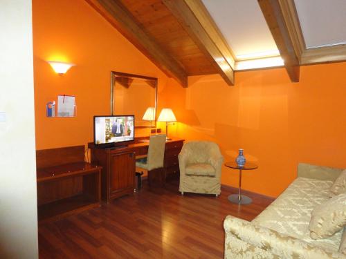 A television and/or entertainment centre at Hotel Vazzana