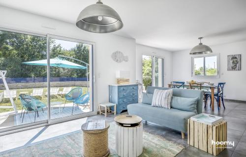 un salon avec un canapé et une table dans l'établissement Maison vue mer dans le Golfe du Morbihan, à Baden