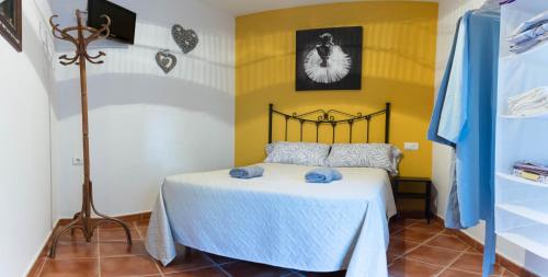 Un dormitorio con una cama con toallas azules. en BN Casa Cecilia SPA, en Benaocaz