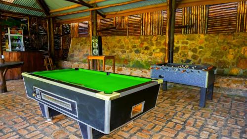 Kabale的住宿－Bunyonyi Overland Resort，游戏室设有台球桌和台球桌