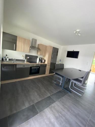 a kitchen with a sink and a table in it at 3 Mehrbettzimmer, Küche, Bad für Arbeiter und Monteure in Gau-Weinheim in Gau-Weinheim