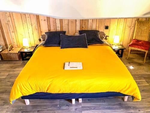 En eller flere senge i et værelse på Les Volets Rouges