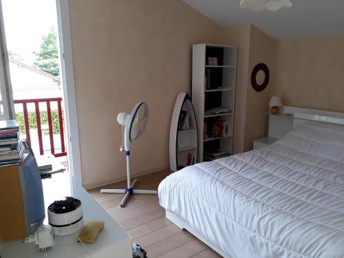 ユスタリッツにあるMaison - Ustaritz - proche Biarritzのベッドルーム(白いベッド1台、バルコニー付)