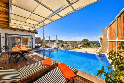 un patio con piscina, tavolo e sedie di Villa Patara Flower a Patara