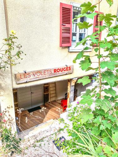 un bâtiment avec un panneau indiquant las volsuts rouventures dans l'établissement Les Volets Rouges, à Arbois