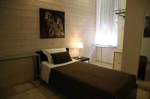 Un dormitorio con una cama grande y una ventana en White albergo diffuso Ristorante & SPA, en Foggia
