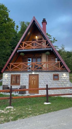 una baita di tronchi con un grande tetto di Charming Mountain House Zabljak a Žabljak