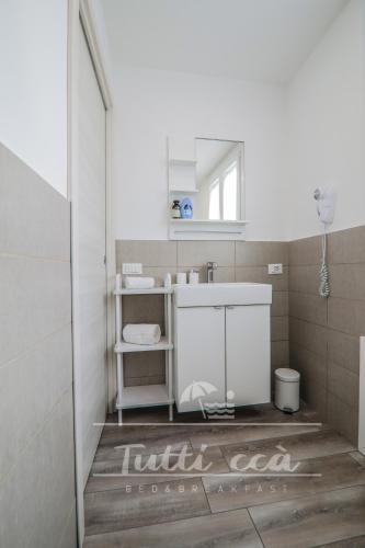 Koupelna v ubytování Tutti ccà Airport Rooms