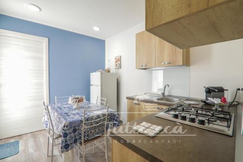 Kuchyň nebo kuchyňský kout v ubytování Tutti ccà Airport Rooms