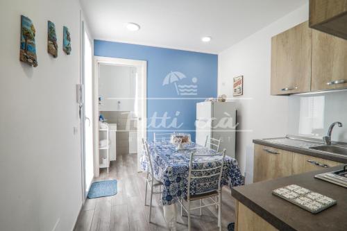 Kuchyň nebo kuchyňský kout v ubytování Tutti ccà Airport Rooms