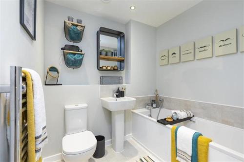 ein weißes Bad mit einem Waschbecken und einem WC in der Unterkunft Newly Built Luxury 2 Bed Apartment!!! in London