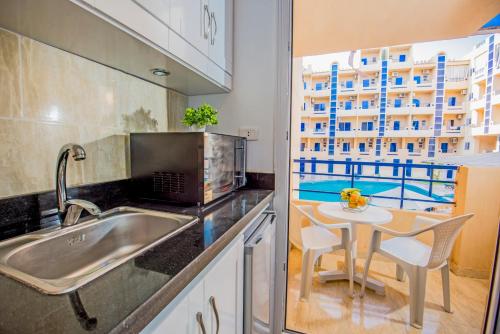 Ett kök eller pentry på Pool View With Balcony Near El Gouna - 2x Large Pools & Kitchen - EU Standards - Tiba Resort E4