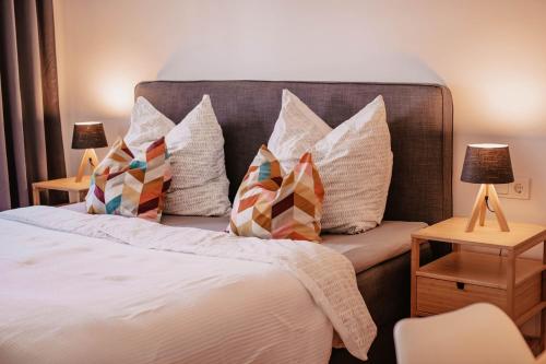 a bedroom with a large bed with pillows at Apartment 25 - zentrumsnah - Parkplatz in Coburg