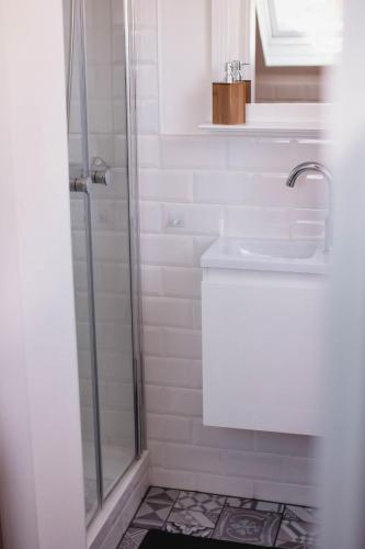 a bathroom with a shower and a sink at Apartment 25 - zentrumsnah - Parkplatz in Coburg