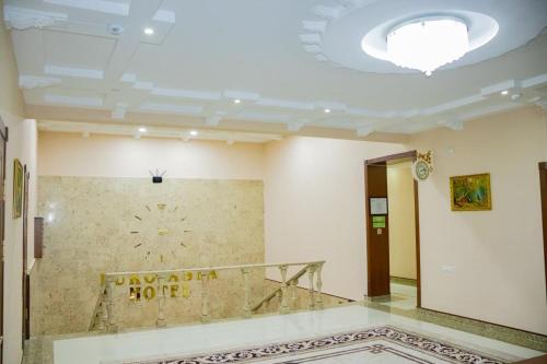 una habitación con una escalera y un cartel en la pared en Euro Asia Hotel, en Samarkand