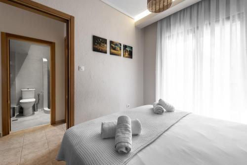 a bedroom with a bed with towels on it at Melba's Residence Polihrono by Luxlikehome in Polychrono