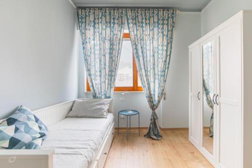 Una sala de estar con un sofá y una ventana. en Il Pino Marittimo, en Viareggio