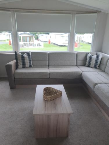 ein Wohnzimmer mit einem Sofa und einem Couchtisch in der Unterkunft Seton Sands Holiday Home in Port Seton