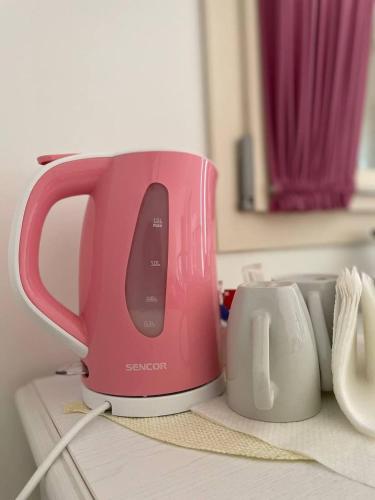 a pink toaster sitting on top of a counter at Le stanze di chiara in Torre Lapillo