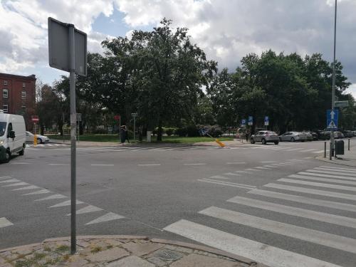 an empty street with a crosswalk in a city at Hostel Tulip - Pokój 4 ze wspólną łazienką i kuchnią in Szczecin