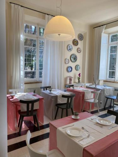 un restaurant avec des tables, des chaises et un lustre dans l'établissement Relais Villa Sant'Isidoro, à Colbuccaro