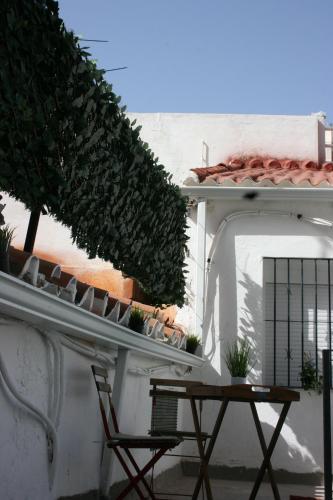 Malagueña Salerosa "Apartamento - estudio con terraza" En casa típica de 1 a 4 dormitorios