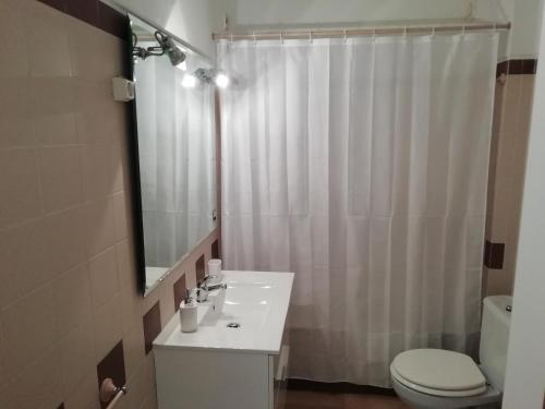 Alfazema في لاغوس: حمام مع حوض ومرحاض ومرآة