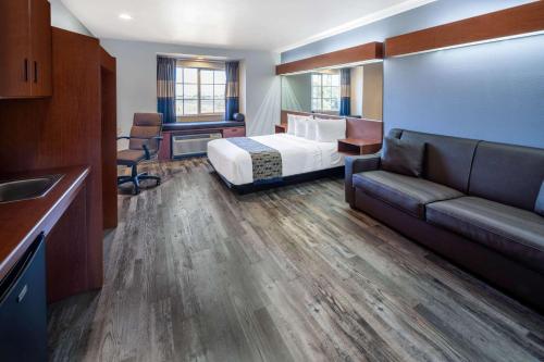 En eller flere senge i et værelse på Microtel Inn & Suites by Wyndham Tracy